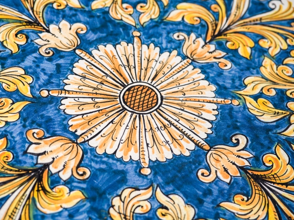 blau gelber Gartentisch aus Lavastein